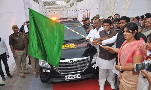 मेरठ में मंत्री ने दिखाई यूपी 100 सेवा को हरी झंडी