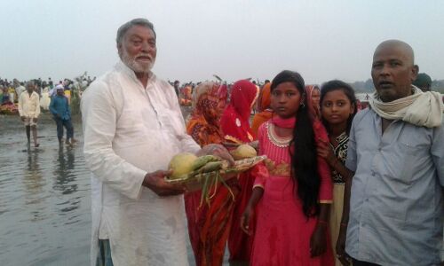 पूर्णिया में इस मुस्लिम परिवार ने दिया डूबते सूर्य को अर्घ की छठी मैया की पूजा पूर्णिया में इस मुस्लिम परिवार ने दिया डूबते सूर्य को अर्घ की छठी मैया की पूजा