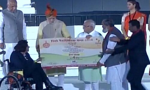 हरियाणा स्वर्ण जयंती समारोह में PM मोदी ने रियो पैरालिंपिक में मेडल जीतने वाली दीपा मलिक को किया सम्मानित हरियाणा स्वर्ण जयंती समारोह में PM मोदी ने रियो पैरालिंपिक में मेडल जीतने वाली दीपा मलिक को किया सम्मानित