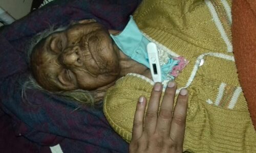 5 दिनो से भूख से लड़ रही 100 साल की बृद्धा को बैंक मैनेजर ने नही दिऐ पैसे बेहोश होकर गिरी