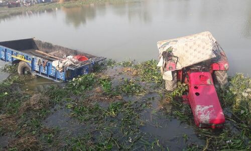 कार्तिक शरद पूर्णिमा पर गंगा स्नान कर लौट रहे श्रद्धालुओं से भरी ट्रैक्टर ट्राली तालाब में पलटी, 1 की मौत कई घायल