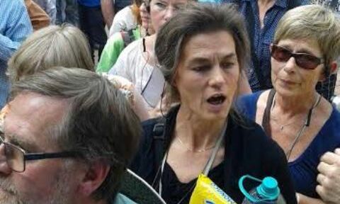 घंटों लाइन में खड़े रहे विदेशी पर्यटक,बोले मोदी का निर्णय ठीक काले धन पर लगेगी लगाम