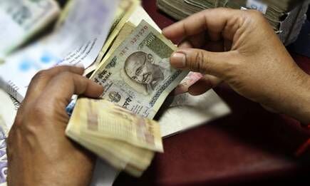 बैंक मैनेजर की तानाशाही से परेशान होकर व्यापारियों ने की बैंक के सामने धरना प्रदर्शन