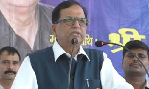 मुख्यमंत्री अपने बाप और चाचा की सूरत भी देखना पसंद नहीं करते - सतीश मिश्र