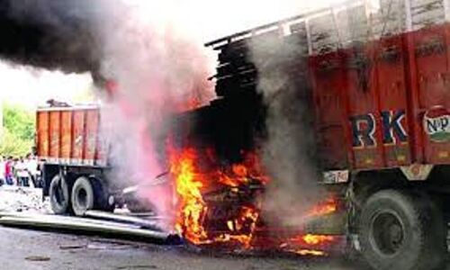 ट्रक एक्सीडेंट: धू धू कर जले दोनों ट्रक, दो की जलकर मौत और दो घायल ट्रक एक्सीडेंट: धू धू कर जले दोनों ट्रक, दो की जलकर मौत और दो घायल