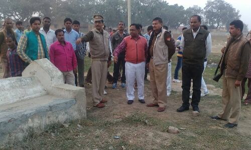 अधिकारियों के आदेश फतवा के आगे फेल, सरकारी जमीन पर कब्जा और बना दिया कब्रिस्तान अधिकारियों के आदेश फतवा के आगे फेल, सरकारी जमीन पर कब्जा और बना दिया कब्रिस्तान