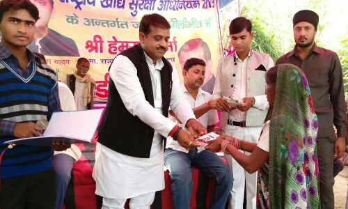 खाद्य एवं रसद राज्यमंत्री हेमराज बर्मा गांव पहूँचकर खाद्य सुरक्षा राशन कार्ड बंटबाए