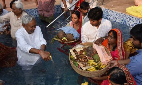 सीएम नीतीश ने दिया अर्घ्य, भावी और बहिन के साथ की पूजा