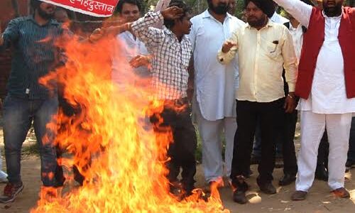 नगरोटा मे आतंकी हमले के विरोध में आवाज-ए-हिन्दुस्तान ने जलाया पाक आर्मी चीफ बाजवा का पुतला नगरोटा मे आतंकी हमले के विरोध में आवाज-ए-हिन्दुस्तान ने जलाया पाक आर्मी चीफ बाजवा का पुतला