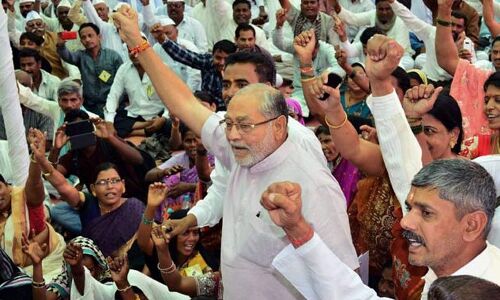 PM मोदी के भाई का खुलासा क्यों लिखते है मोदी?