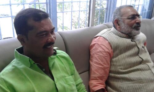 मोदी की तारीफ़ कर लालू को डराते रहते हैं नीतीश- गिरिराज सिंह