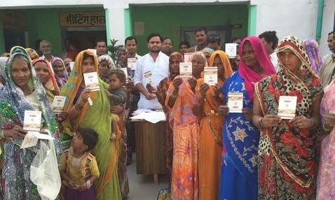 बरखेड़ा चेयरमैन जमील अहमद ने गरीव परिवारो को मुहैया कराये राशन कार्ड