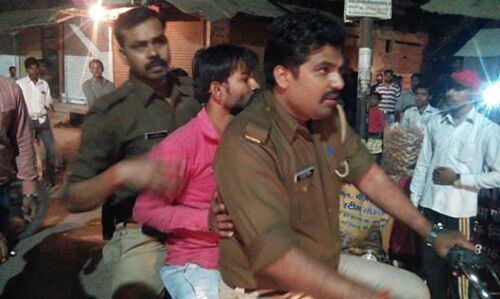 हरदोई में नमक बेचते एक युवक गिरफ्तार