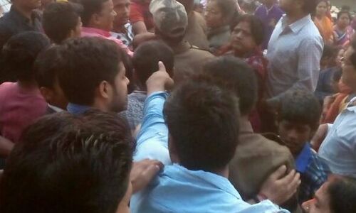 पुलिस की सक्रियता से बचा हादसा, श्रद्धालु भिड़े छठ पर्व पूजा के वक्त