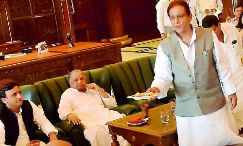 सपा में मची हलचल: सभी नादानों से अपील ऐसा न करें जिससे नुकसान हो-आजम