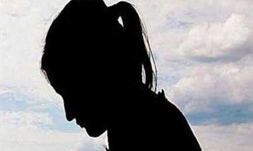 ट्रेन मे महिला को तेजाब पिलाने का मामला, लापरवाह पुलिसकर्मियों पर हो सकती है कार्रवाई ट्रेन मे महिला को तेजाब पिलाने का मामला, लापरवाह पुलिसकर्मियों पर हो सकती है कार्रवाई