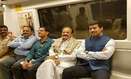 वेंकैया नायडू मैट्रो से हरियाणा स्वर्ण जयंती समारोह में हिस्सा लेने के लिए पहुंचे वेंकैया नायडू मैट्रो से हरियाणा स्वर्ण जयंती समारोह में हिस्सा लेने के लिए पहुंचे