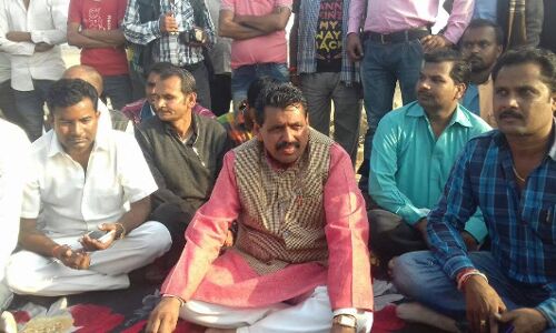 बीजेपी की सरकार में बीजेपी विधायक धरने पर: अवैध रेत माफिया पर नहीं होती कार्यवाही! बीजेपी की सरकार में बीजेपी विधायक धरने पर: अवैध रेत माफिया पर नहीं होती कार्यवाही!