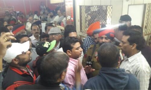 बैंक मैनेजर पर अारोप चहेते को दे रहा था 3 लाख, भड़के लोग