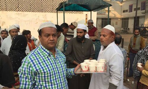 कानपुर अस्पताल में निस्वार्थ भाव से सेवा की सभी लोंगों ने, पीड़ितों के परिजनों को चाय पानी पिलाया