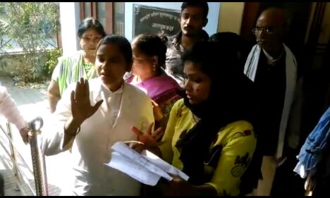 सीएमएस पर नर्सो ने लगाए कई गंभीर आरोप, मामला पहुंचा डीएम कार्यालय तक,मचा हंगामा