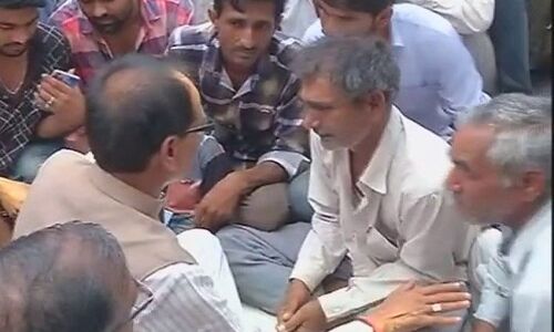 मंदसौर: मारे गये किसानों के परिजनों से मिले शिवराज सिंह, हटाई गई धारा 144