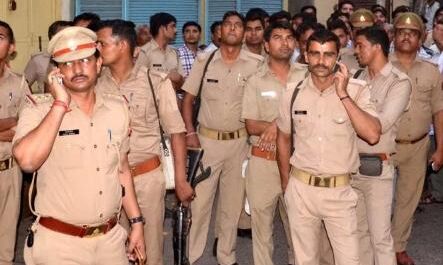 अलीगढ़ में मस्जिद के गुम्बद को लेकर बना तनाव, प्रसाशन सतर्क देखें वीडियो अलीगढ़ में मस्जिद के गुम्बद को लेकर बना तनाव, प्रसाशन सतर्क देखें वीडियो