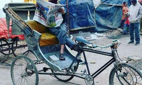 यह हैं मुकेश मिश्र, रिक्शा चलाकर कर रहे है पीएचडी की पढाई लेकिन और भी खास बात!