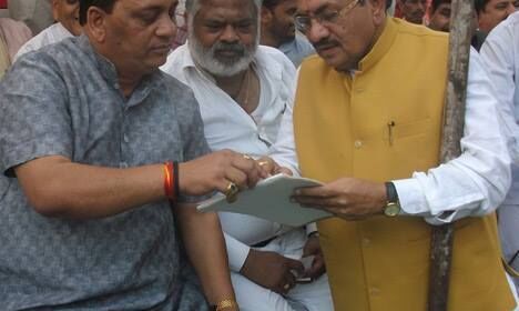 बीजेपी से टिकिट न मिलने पर दुखी श्याम गुप्ता के बड़े भाई और बहनोई की हार्ट अटैक से मौत, राजवीर पर लगाया आरोप