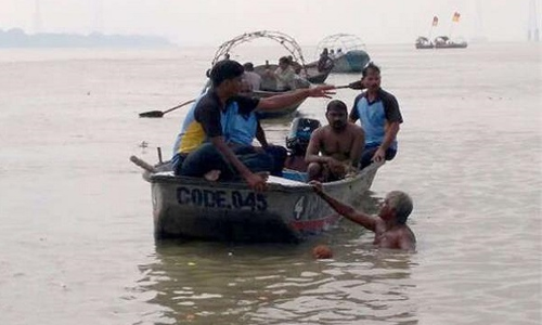 गणेश चतुर्थी के मौके पर गंगा में डुबकी लगाने गए 3 युवक डूबे, तलाश जारी
