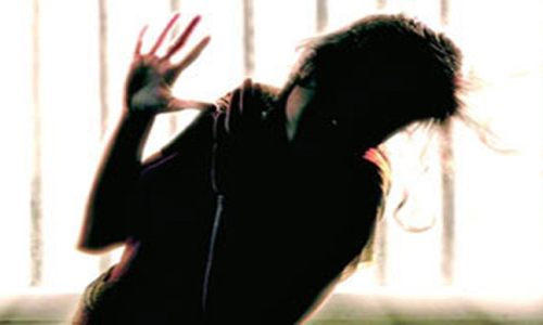 मैनपुरी दीवानी कोर्ट परिसर में हुई फायरिंग, तारीख पर आई विवाहिता को लगी दो गोली मैनपुरी दीवानी कोर्ट परिसर में हुई फायरिंग, तारीख पर आई विवाहिता को लगी दो गोली