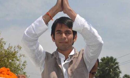 लालू के बेटे तेज प्रताप ने अपनी ही पार्टी के नेता की कर दी पिटाई!, बताया..... का एजेंट