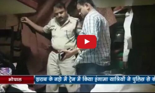 ट्रेन में महिला यात्रियों ने मंत्री जी के दामाद की चप्पलों से की पिटाई देखें वीडियो