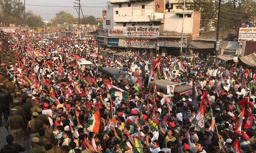 राहुल-अखिलेश के रोड शो पर फेंके गये पत्थर, बीजेपी का झंडा लगे घर पर लगा आरोप