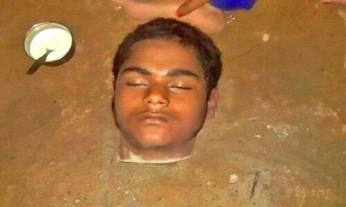 बेटे को जिंदा करने के लिए मां-बाप ने 12 घंटे तक रेत में गाड़े रखा शव, जानिए क्यों, (देखें तस्वीरें)