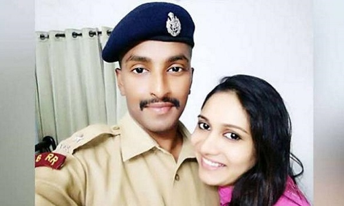 UPSC परीक्षा में नकल करता पकड़ा गया IPS अधिकारी, पत्नी ऐसे करा रही थी चीटिंग UPSC परीक्षा में नकल करता पकड़ा गया IPS अधिकारी, पत्नी ऐसे करा रही थी चीटिंग