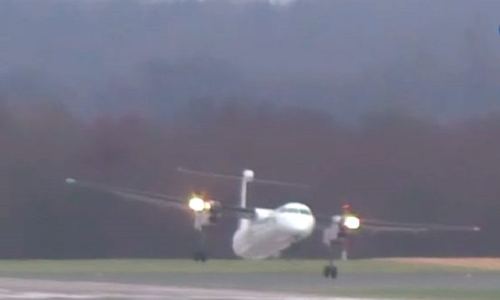 VIDEO: जब हवा में यात्रियों से भरे प्लेन का बिगड़ा संतुलन, देखें फिर किस तरह पायलट ने... VIDEO: जब हवा में यात्रियों से भरे प्लेन का बिगड़ा संतुलन, देखें फिर किस तरह पायलट ने...