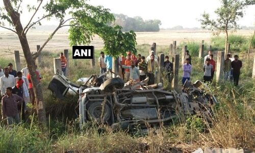 आजमगढ़ में कार और बस के बीच भीषण टक्कर, 7 लोगों की मौत, 3 घायल