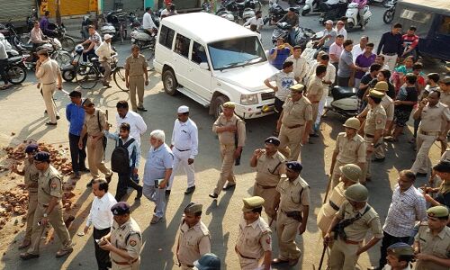 मुजफ्फरनगर में भी एक की मौत, कई वाहन फूंके, यूपी डीजीपी पहली क्लास में ही हुए फेल मुजफ्फरनगर में भी एक की मौत, कई वाहन फूंके, यूपी डीजीपी पहली क्लास में ही हुए फेल