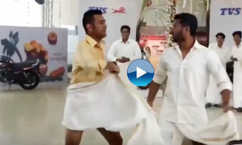 धोनी ने किया लुंगी डांस, वीडियो हुआ वायरल