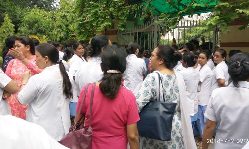 BHU अस्पतालः ICU बेड न मिलने से नर्स ने अपने ही अस्पताल में तोड़ा दम, सहयोगियों ने घेरा VC आवास