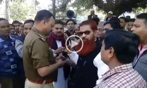 लूट का खुलासा न होने से नाराज़ व्यापारी सड़कों पर उतरे,पुलिस को जमकर कोसा