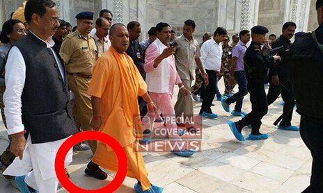 सीएम योगी ने क्यों पहनी एक पाँव में पन्नी?