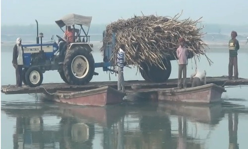 हथेली पर जान रख कर खेतों पर काम करने के लिए गंगा को पार करते है किसान! हथेली पर जान रख कर खेतों पर काम करने के लिए गंगा को पार करते है किसान!