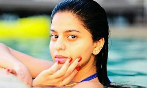 शाहरुख खान की बेटी सुहाना की स्वीमिंग पूल की ये फोटो इंटरनेट पर हुई VIRAL