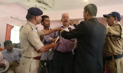 पूरा प्रशासनिक अमला बीजेपी के इशारे पर एक संपादक को नहीं बोलने दे रहा, डीएम साहिबा खड़ी खड़ी मुस्करा रही है पूरा प्रशासनिक अमला बीजेपी के इशारे पर एक संपादक को नहीं बोलने दे रहा, डीएम साहिबा खड़ी खड़ी मुस्करा रही है