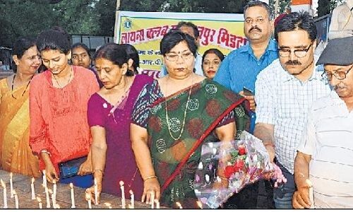 सुकुमा में शहीद जवानों को दी कैडिल जलाकर श्रद्धांजलि सुकुमा में शहीद जवानों को दी कैडिल जलाकर श्रद्धांजलि