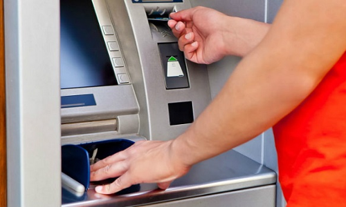 बैंक ग्राहकों को झटका, इन बड़े बैंकों के ATM और डेबिट कार्ड इस्तेमाल होगा महंगा, जानें वजह बैंक ग्राहकों को झटका, इन बड़े बैंकों के ATM और डेबिट कार्ड इस्तेमाल होगा महंगा, जानें वजह