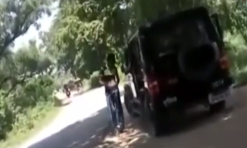 यूपी : रिश्वत लेते डायल 100 का वीडियो आया सामने यूपी : रिश्वत लेते डायल 100 का वीडियो आया सामने