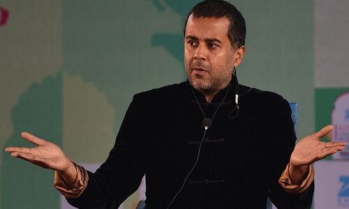 गोरक्षकों पर चेतन भगत ने निकाली भड़ास, कहा- गाय की खाल निकालना सही तो गोमांस खाना गलत कैसे